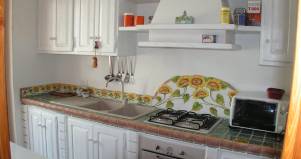 Cucina bianca in legno